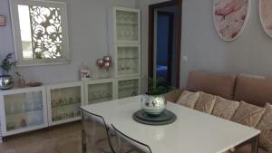 a living room with a table and a couch at Apartamento Los Padrinos in Córdoba