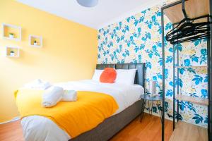 1 dormitorio con 1 cama con toallas en Emerald House Leisure & Contractors en Peterborough