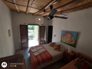 1 dormitorio con 1 cama y ventilador de techo en Chakana Hospedaje Rural en Villa Unión