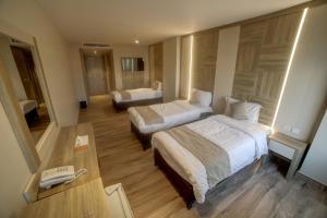 Habitación grande con 2 camas y sofá en mass paradise2, en Áqaba