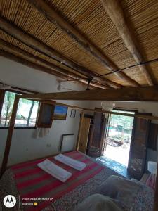 1 dormitorio con 1 cama con toallas en Chakana Hospedaje Rural en Villa Unión