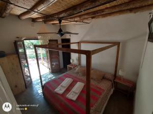 1 dormitorio con 1 cama con 2 toallas en Chakana Hospedaje Rural en Villa Unión