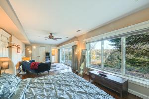 1 dormitorio con 1 cama y ventanas grandes en Severn View of Serenity 