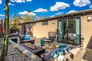 een achtertuin met een vuurplaats en een huis bij Movie Colony East Eden Permit# 3625 in Palm Springs