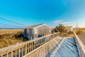 - une vue sur une maison depuis la terrasse dans l'établissement The Cottage, à Sandwich