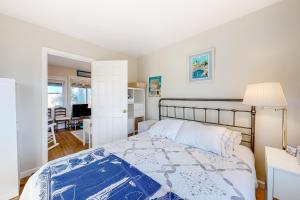 une chambre avec un lit et un salon dans l'établissement The Cottage, à Sandwich