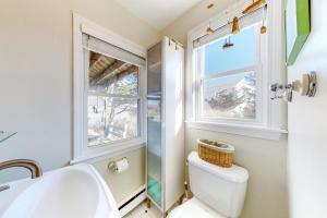 La salle de bains est pourvue de toilettes, d'un lavabo et de 2 fenêtres. dans l'établissement The Cottage, à Sandwich 24 autres photos