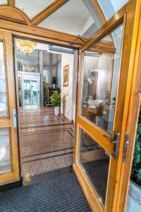 オポーレにあるHotel Piastの廊下のある部屋への開口ドア