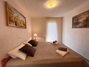 A bed or beds in a room at Hévíz Apartman Hévíz