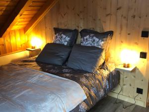 una camera da letto con un letto con due lampade sopra di Chalet Valloire, 5 pièces, 10 personnes - FR-1-263-465 a Valloire