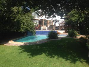 uma piscina no quintal de uma casa em Lucky Bean Guesthouse em Joanesburgo