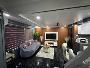 uma sala de estar com um sofá e uma televisão em Clark pampanga( dale’s crib) em Mabalacat
