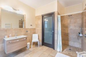 ein Bad mit einem Waschbecken und einer Dusche in der Unterkunft La Siesta in Villafranca di Verona