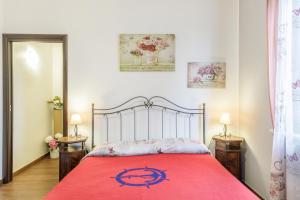 ein Schlafzimmer mit einem Bett mit einer roten Decke in der Unterkunft La Siesta in Villafranca di Verona
