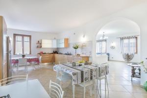 eine Küche und ein Esszimmer mit einem Tisch und Stühlen in der Unterkunft La Siesta in Villafranca di Verona