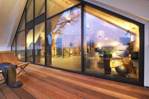 Habitación con una gran ventana de cristal en un edificio en Ferienhaus Vejle, en Steinbergkirche