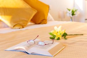 A bed or beds in a room at Milano City Apartments - Stylish House Free WiFi-Parking-Airport