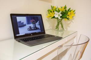 A television and/or entertainment centre at Milano City Apartments - Stylish House Free WiFi-Parking-Airport