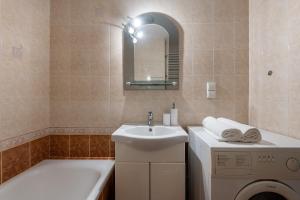 Fotografia z galérie ubytovania Jagiellońska 4 Prywatne mieszkanie z balkonem i bezpłatnym parkingiem 300m od Stadionu Narodowego Samodzielne Zameldowanie! Self Check-in System! vo Varšave + 5 fotografií