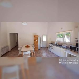 cocina y comedor con mesa en una habitación en Cactus Tempo en Esquel