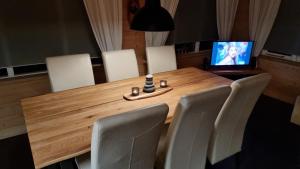 una mesa de madera con sillas y un tablero de ajedrez. en House in lava, en Borgarnes