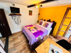 Un dormitorio con una cama, un televisor y una mesa. en Altillo Valizas, en Barra de Valizas