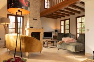 Μια τηλεόραση ή/και κέντρο ψυχαγωγίας στο Lovely 8 Persons House in Alles-sur-Dordogne