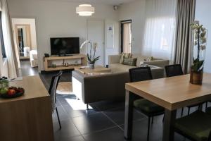 TV a/nebo společenská místnost v ubytování Hôtel & Lodges Moby Dick