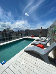 una piscina en la azotea de un edificio en Departamento Moderno en General Paz en Córdoba