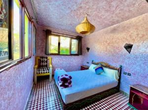 سرير أو أسرّة في غرفة في Complexe rueda