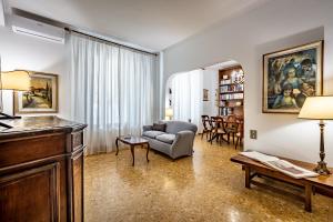 - un salon avec un canapé et une table dans l'établissement YiD Leopolda apt few minutes from Central Station, à Florence
