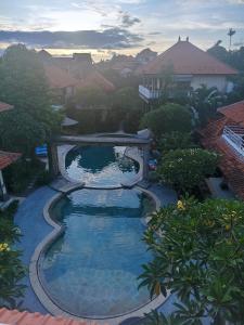 an overhead view of a swimming pool in a yard at Kusnadi Hotel in Legian