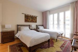 Ένα ή περισσότερα κρεβάτια σε δωμάτιο στο Lakeside-Apartment-1 Grand appartement familial avec 2 terrasses et vue panoramique