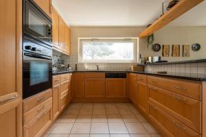 Η κουζίνα ή μικρή κουζίνα στο Lakeside-Apartment-1 Grand appartement familial avec 2 terrasses et vue panoramique