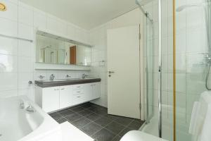 Ένα μπάνιο στο Lakeside-Apartment-1 Grand appartement familial avec 2 terrasses et vue panoramique