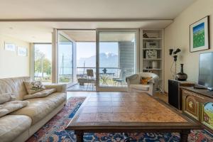 sala de estar con sofá y mesa en Lakeside Apartment - Grand appartement familial avec terrasses et vue panoramique, en Vevey