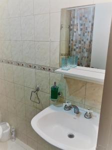 y baño con lavabo y espejo. en Balcarce 146 en San Miguel de Tucumán