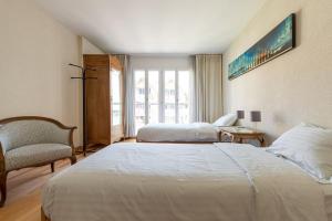 Lakeside Apartment - Grand appartement familial avec terrasses et vue panoramique tesisinde bir odada yatak veya yataklar