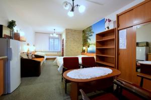 Cette chambre comprend un lit, une table et un canapé. dans l'établissement Pokoje Gościnne w Centrum, à Szczyrk
