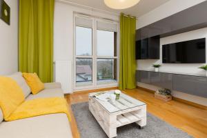 Televízia a/alebo spoločenská miestnosť v ubytovaní Warsaw Bemowo Modern Apartment Dywizjonu 303 by Noclegi Renters