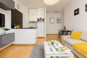 Kuchyňa alebo kuchynka v ubytovaní Warsaw Bemowo Modern Apartment Dywizjonu 303 by Noclegi Renters + 13 fotografií