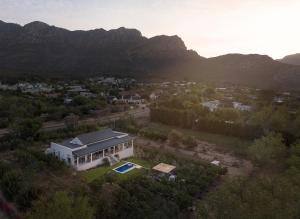 an aerial view of a house with mountains in the background at Magnifik Montagu in Montagu