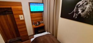 Hotel Frankfurt Messe的电视和/或娱乐中心