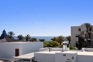 uma vista para o oceano a partir dos telhados dos edifícios em Sea Palms Lanzarote em Playa Blanca