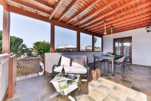 uma sala de estar com um sofá e uma mesa em Sea Palms Lanzarote em Playa Blanca