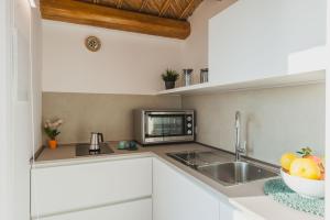 A kitchen or kitchenette at Dimora Pietra Nica