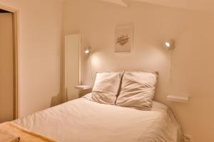 a bedroom with a bed with a pillow on it at Le Mimosa #Netflix #Centre-ville in Cognac