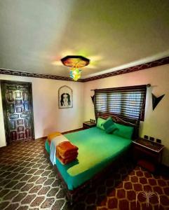 سرير أو أسرّة في غرفة في Complexe rueda