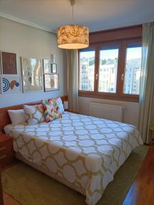 1 dormitorio con cama grande y ventana grande en LA ERIA I, muy soleado, Wifi, garaje, 15 min a pie al centro, en Oviedo