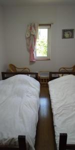 dwa łóżka w pokoju z oknem w obiekcie Minpaku Ota - Vacation STAY 11962 w mieście Otaru